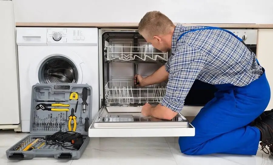Adapazarı Axen servisi teknisyen ekibi beyaz eşya tamiri yaparken